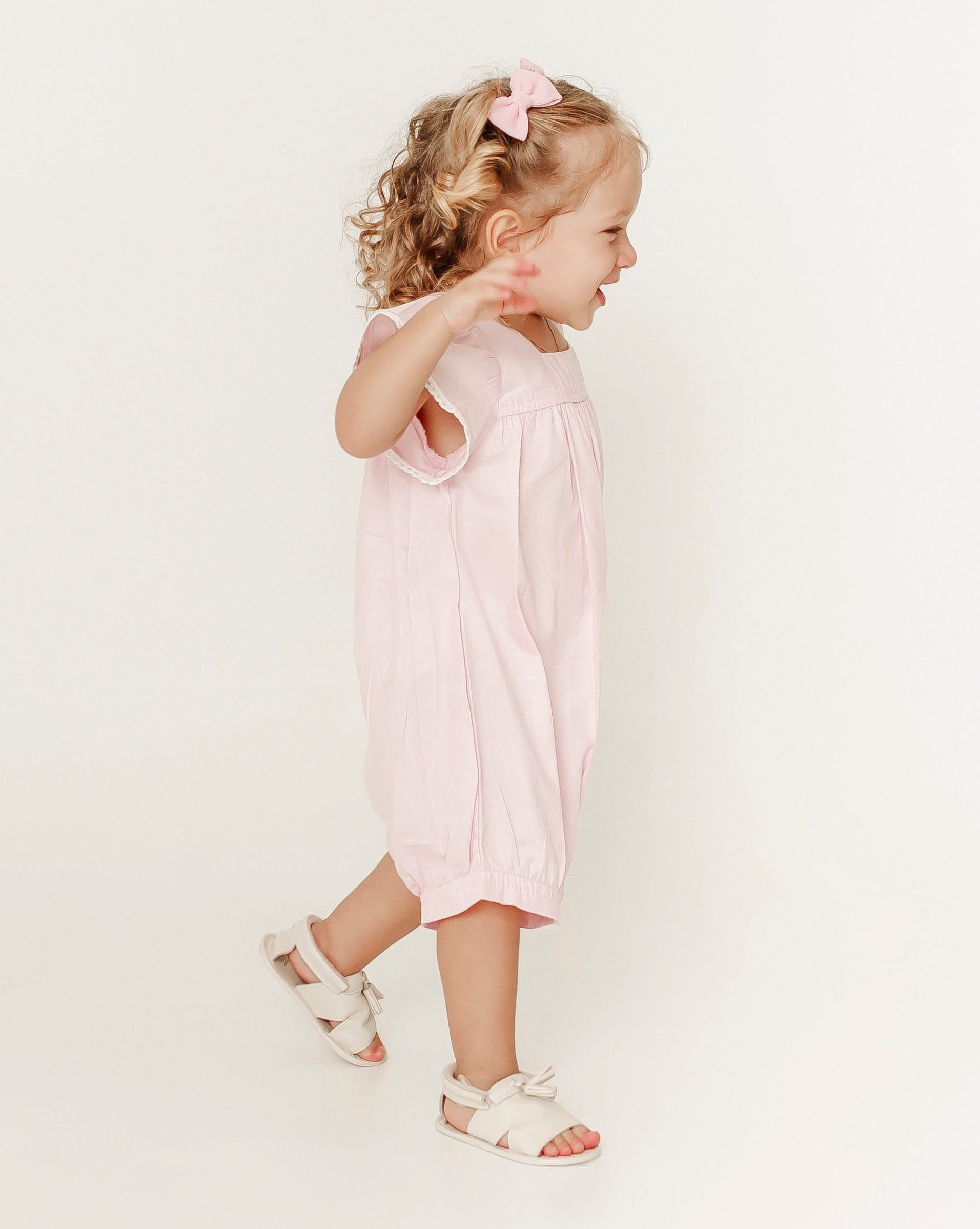 Romper infantil feminino Antonita com mangas amplas e detalhes em renda para meninas de 2 a 10 anos