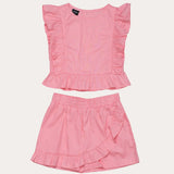 Conjunto rosa infantil com blusa de mangas bufantes e saia-short com babados