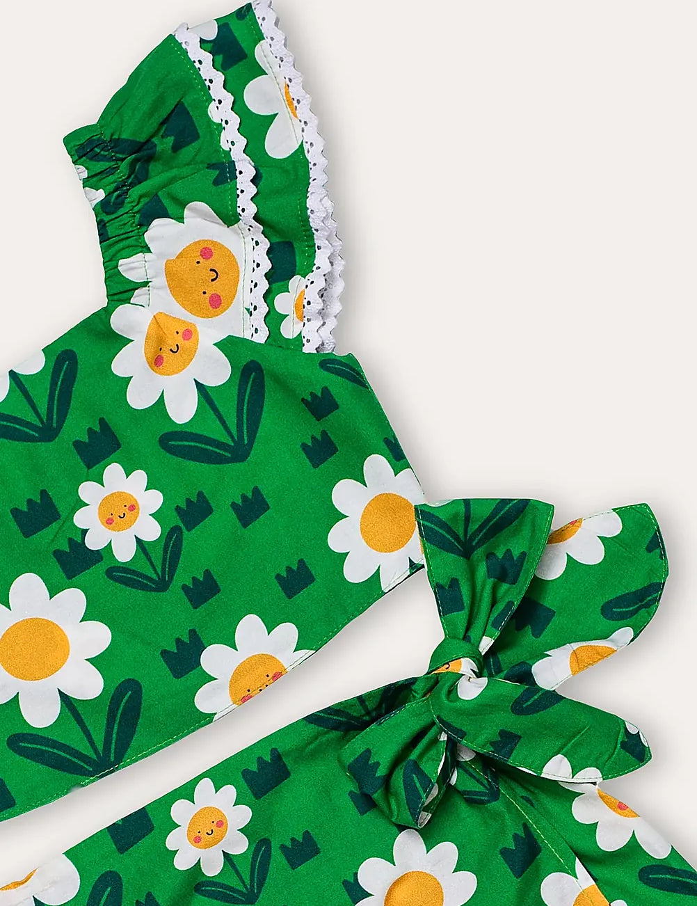 Conjunto infantil feminino com blusa cropped e short floral verde, detalhes em babado e estampa de flores amarelas
