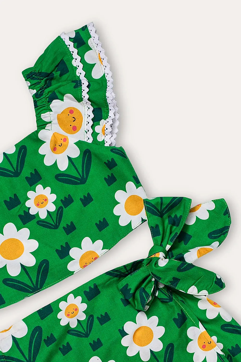 Conjunto infantil feminino com blusa cropped e short floral verde, detalhes em babado e estampa de flores amarelas