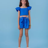Conjunto feminino infantil azul com blusa de alças largas e saia-short com faixa colorida