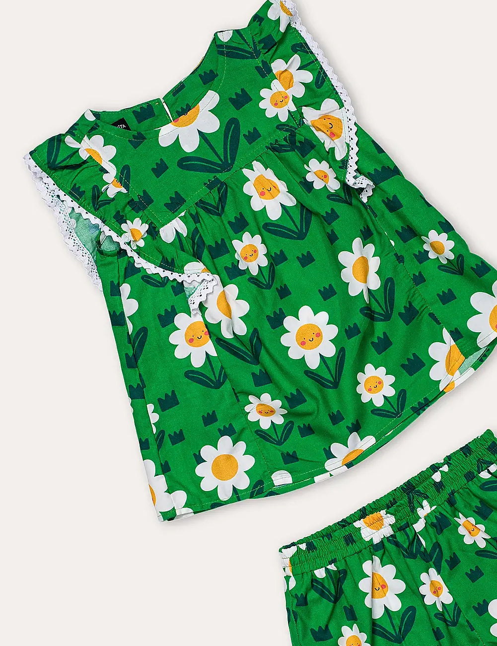 Conjunto infantil feminino com blusa verde e short, estampa de flores brancas e detalhe em renda