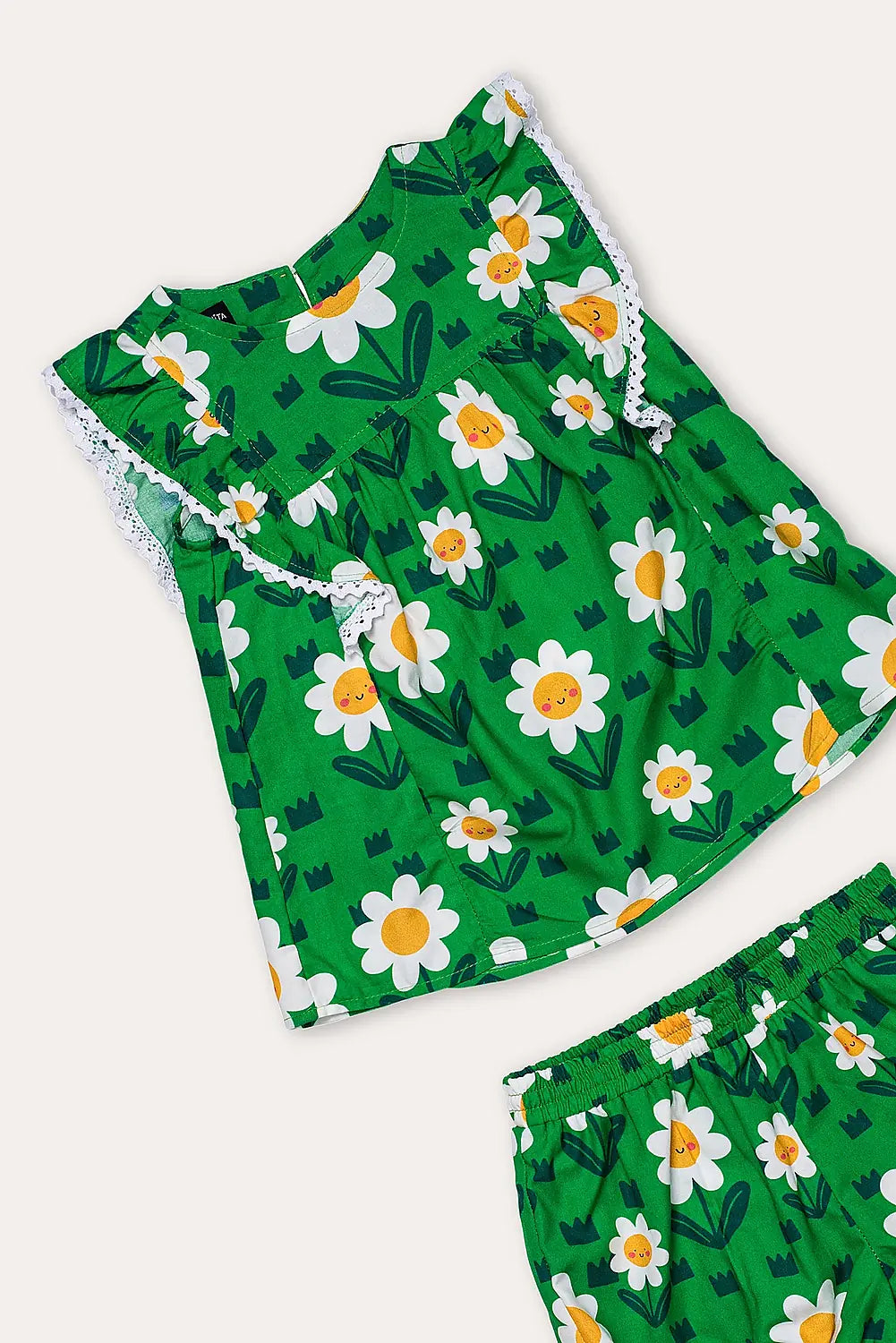 Conjunto infantil feminino com blusa verde e short, estampa de flores brancas e detalhe em renda