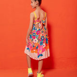 Vestido midi floral colorido com flores em tons de rosa, laranja e azul, com alças finas e babados na barra