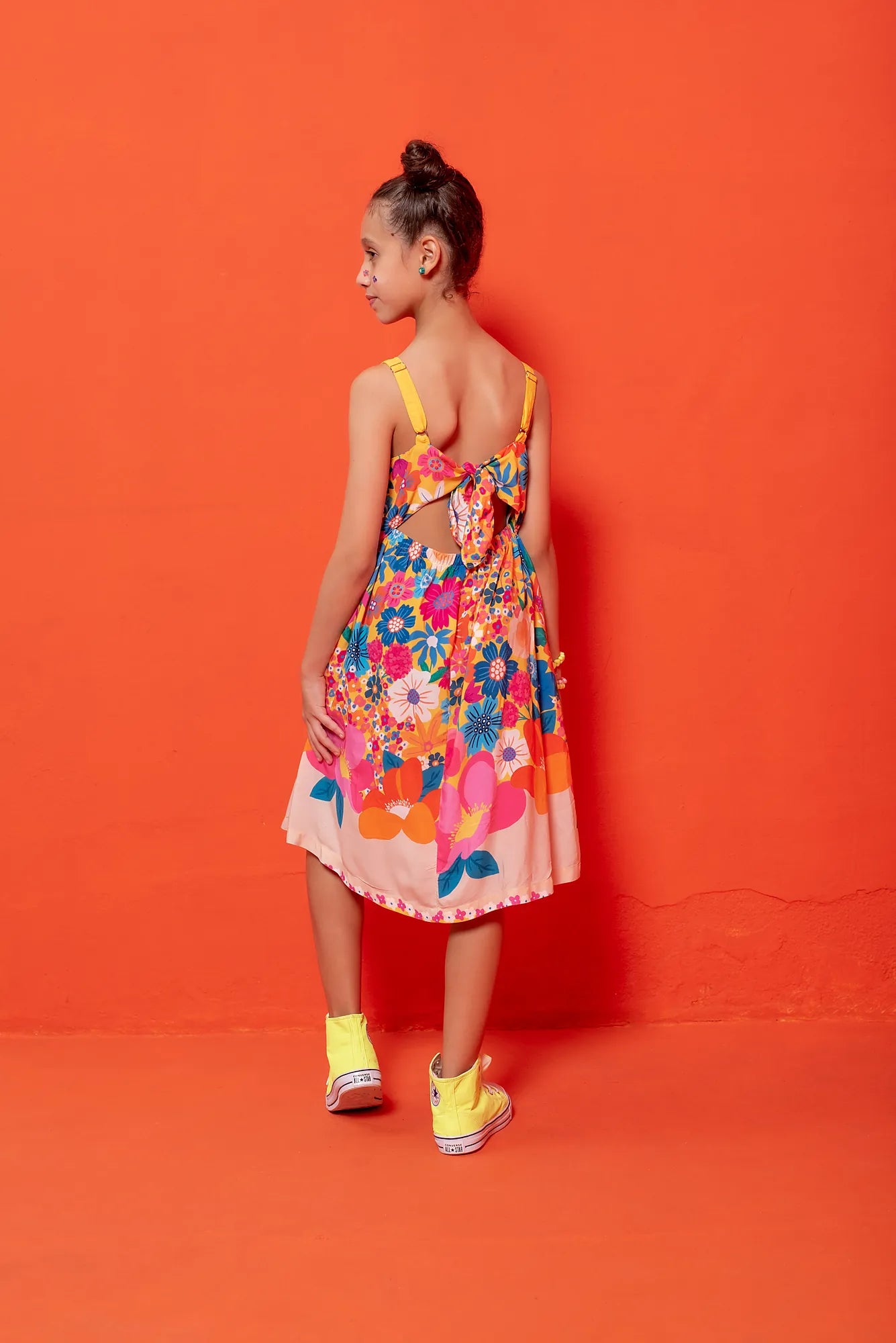 Vestido midi floral colorido com flores em tons de rosa, laranja e azul, com alças finas e babados na barra