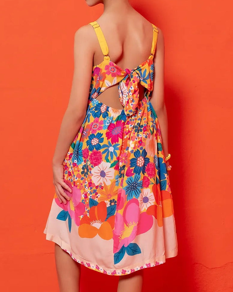Vestido midi floral colorido com flores em tons de rosa, laranja e azul, com alças finas e babados na barra