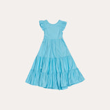 Vestido midi azul com alças e saia longa em camadas, detalhe de babados nas alças