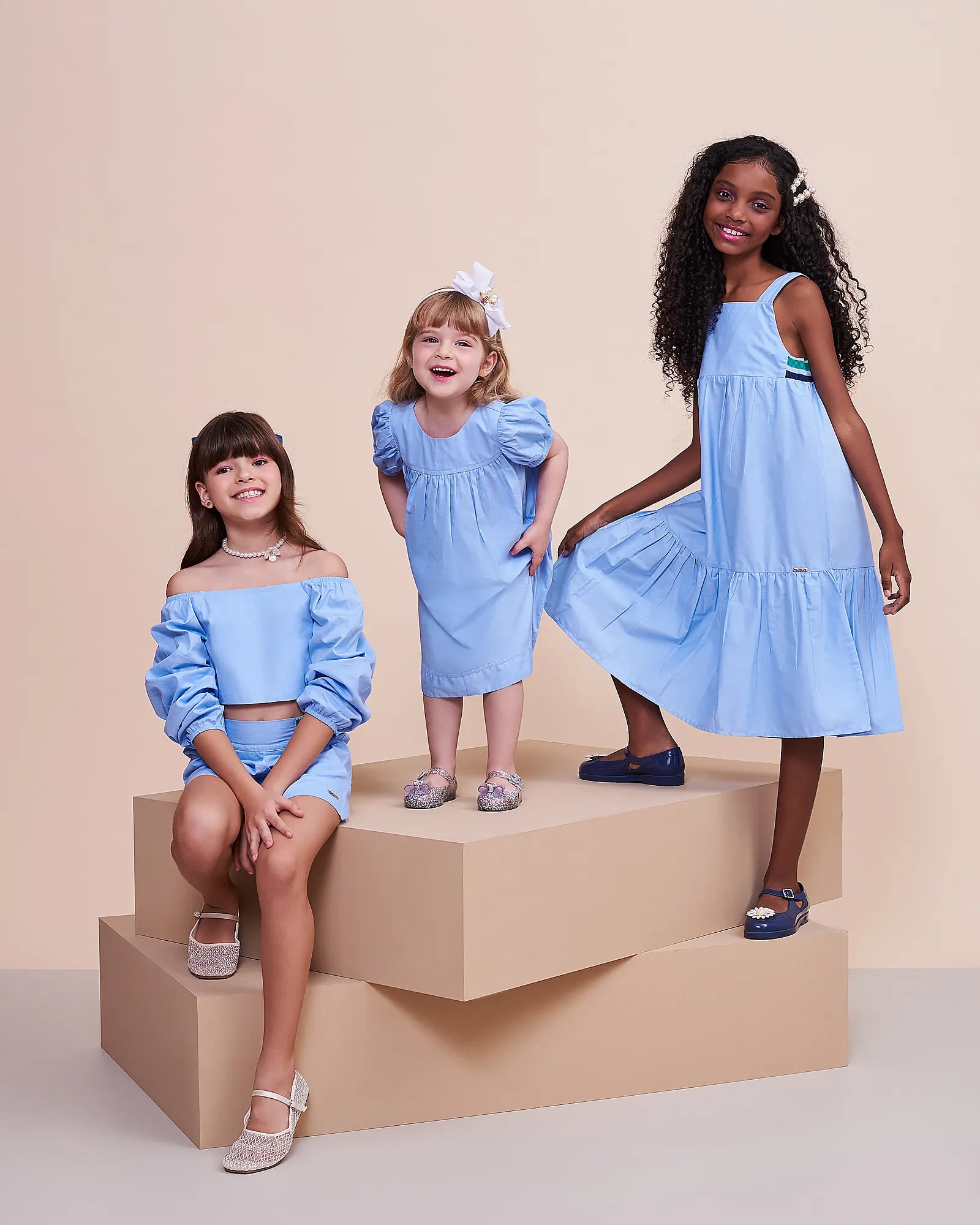 Vestido feminino infantil azul com alças largas e saia em camadas