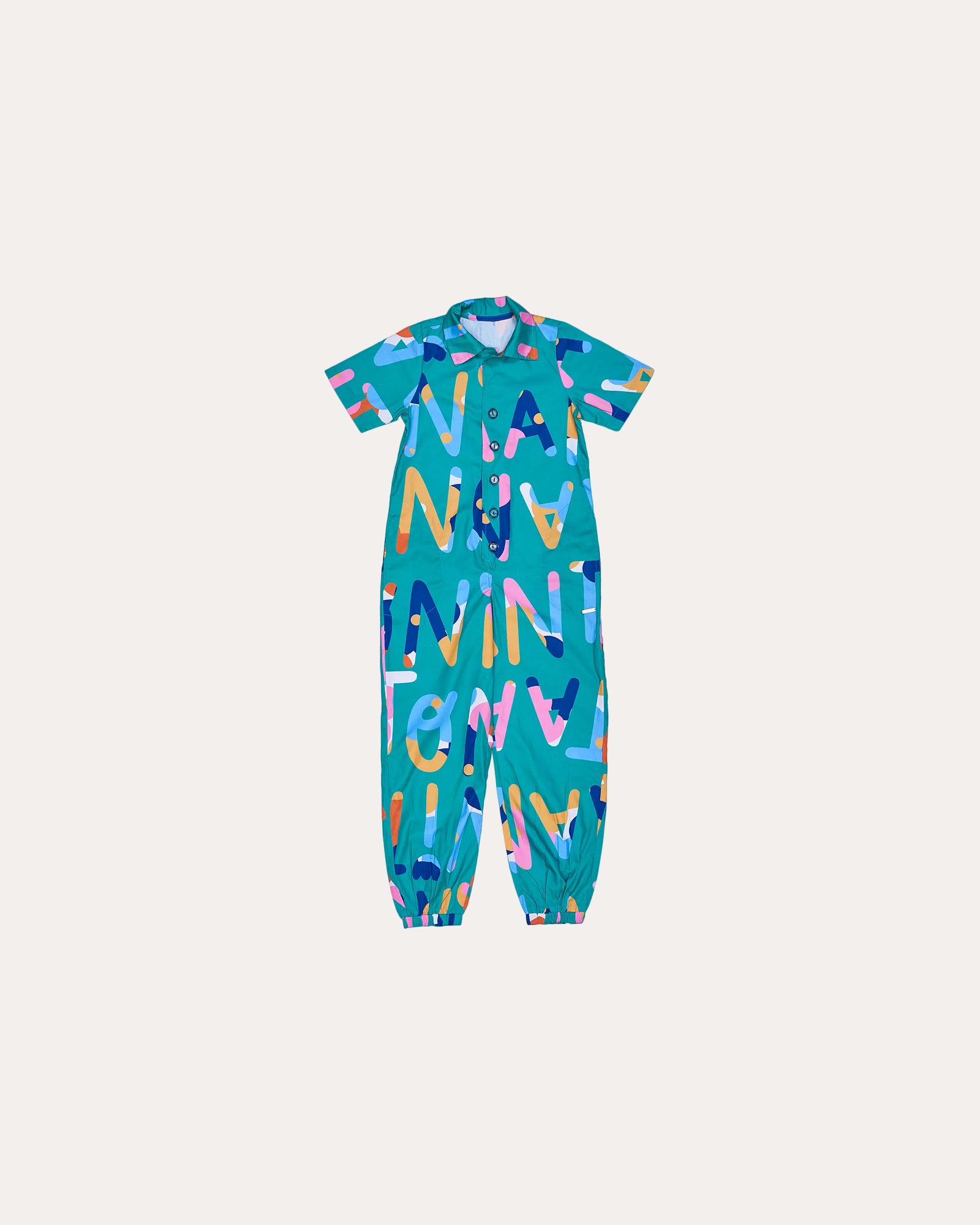 Macacao infantil feminino com padrão de letras coloridas em fundo azul e punhos ajustáveis