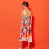 Macacão floral colorido com flores em tons vibrantes e alças largas, feminino infantil