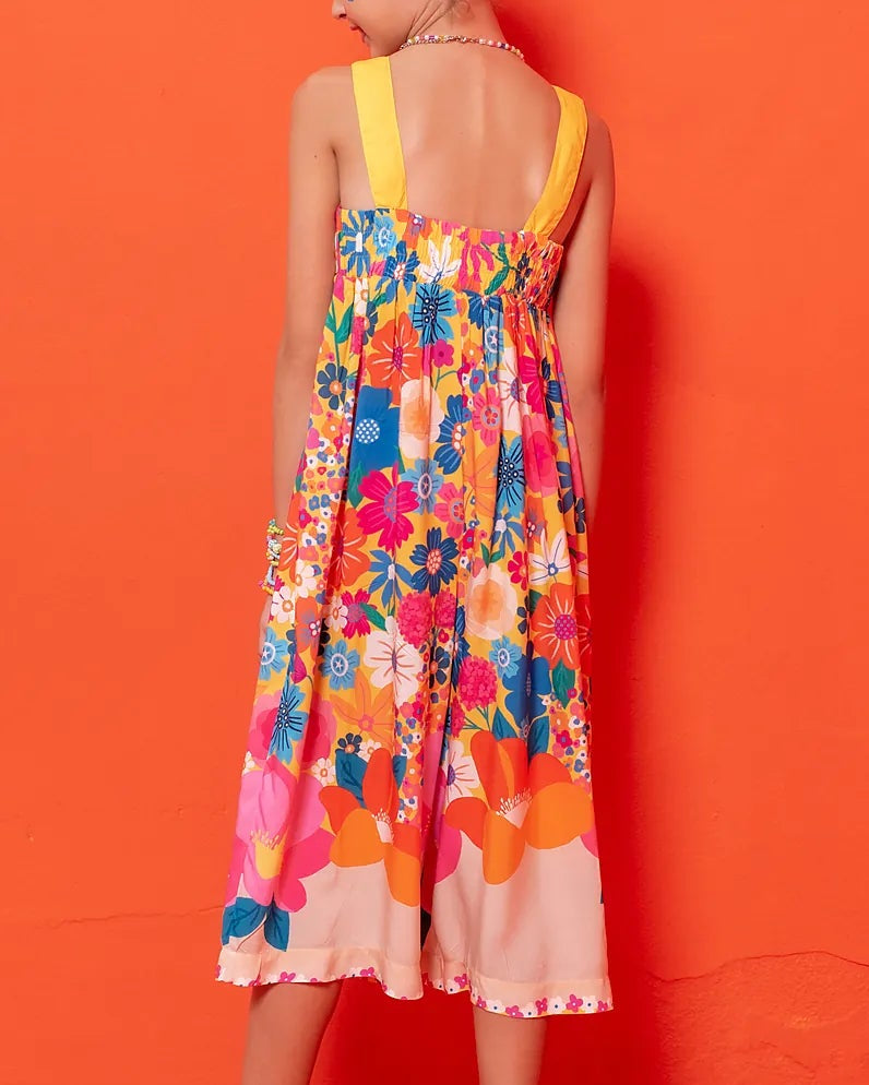 Macacão floral colorido com flores em tons vibrantes e alças largas, feminino infantil