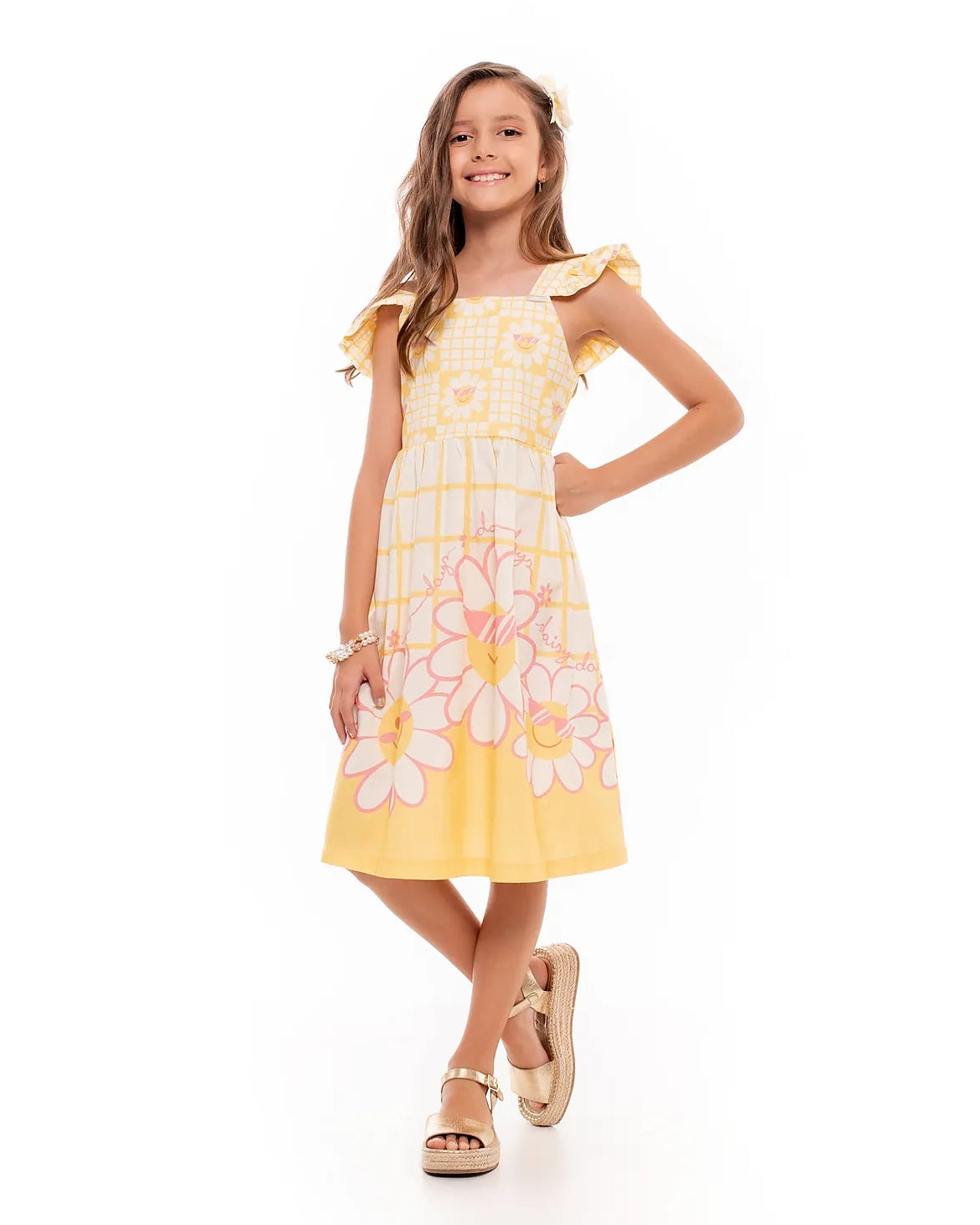 Vestido infantil amarelo com estampa floral e alças largas, detalhe em babados na barra