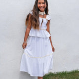 Conjunto feminino infantil com blusa de alças e saia rodada brancas, detalhes em babados