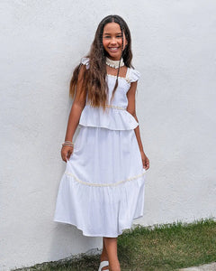 Conjunto feminino infantil com blusa de alças e saia rodada brancas, detalhes em babados