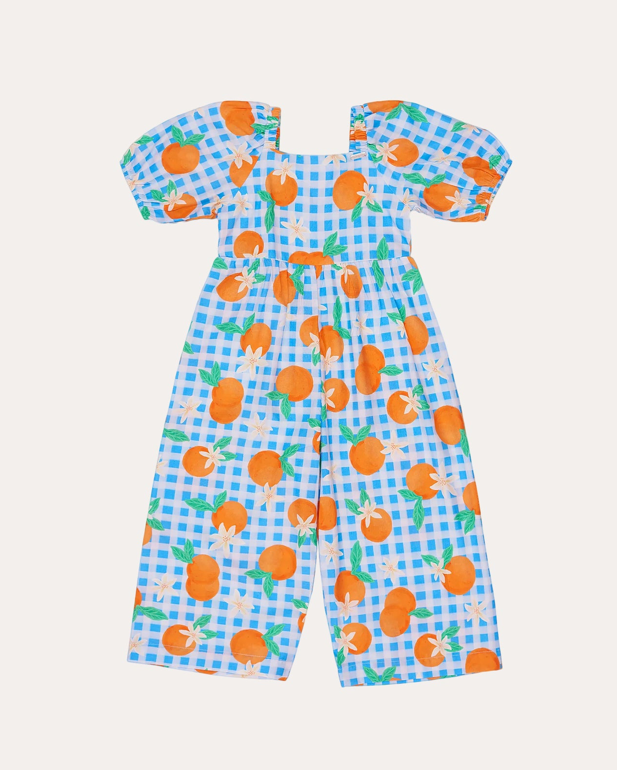 Macacão infantil com estampa de bergamotas em fundo azul xadrez e mangas bufantes
