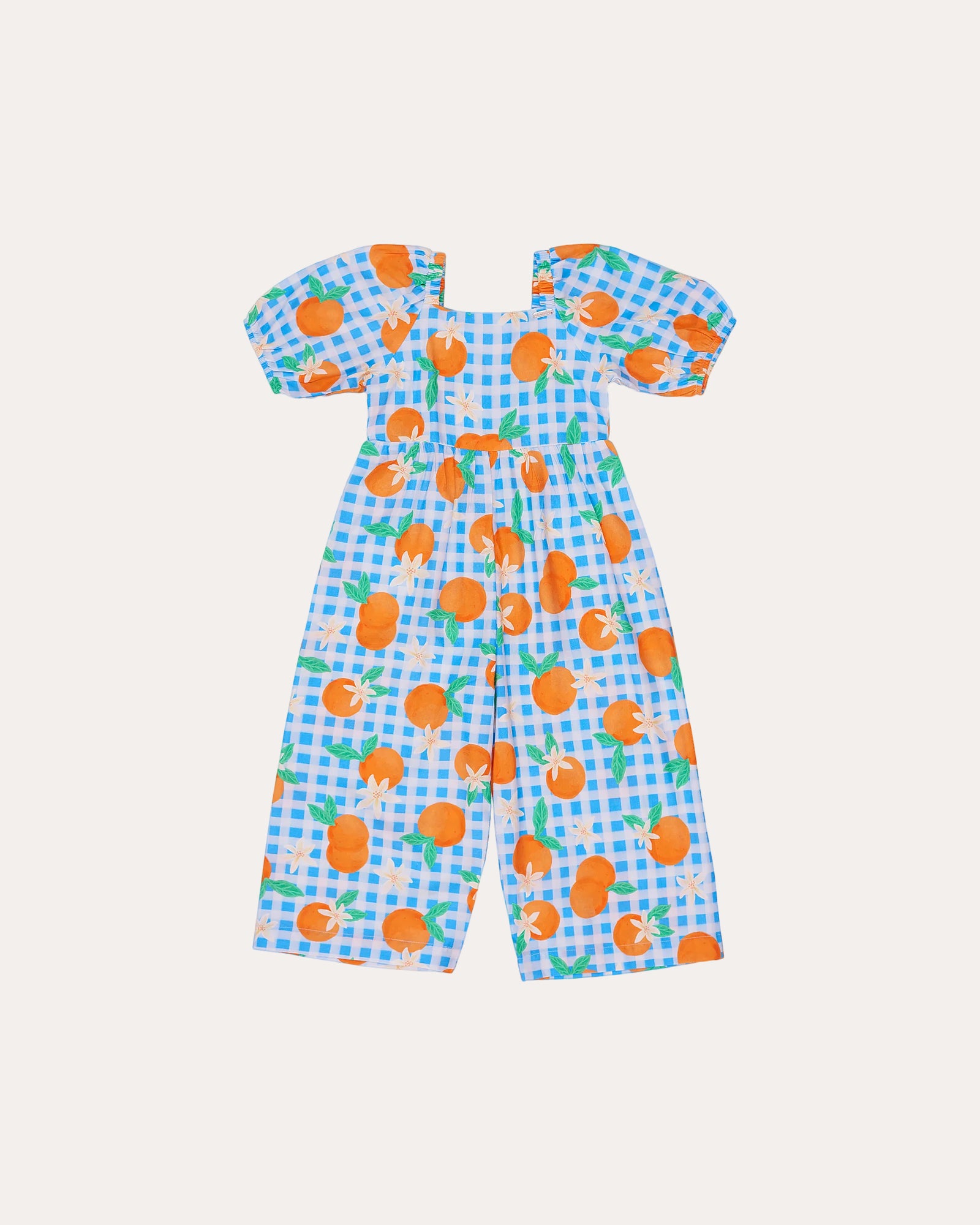 Macacão infantil com estampa de bergamotas em fundo azul xadrez e mangas bufantes