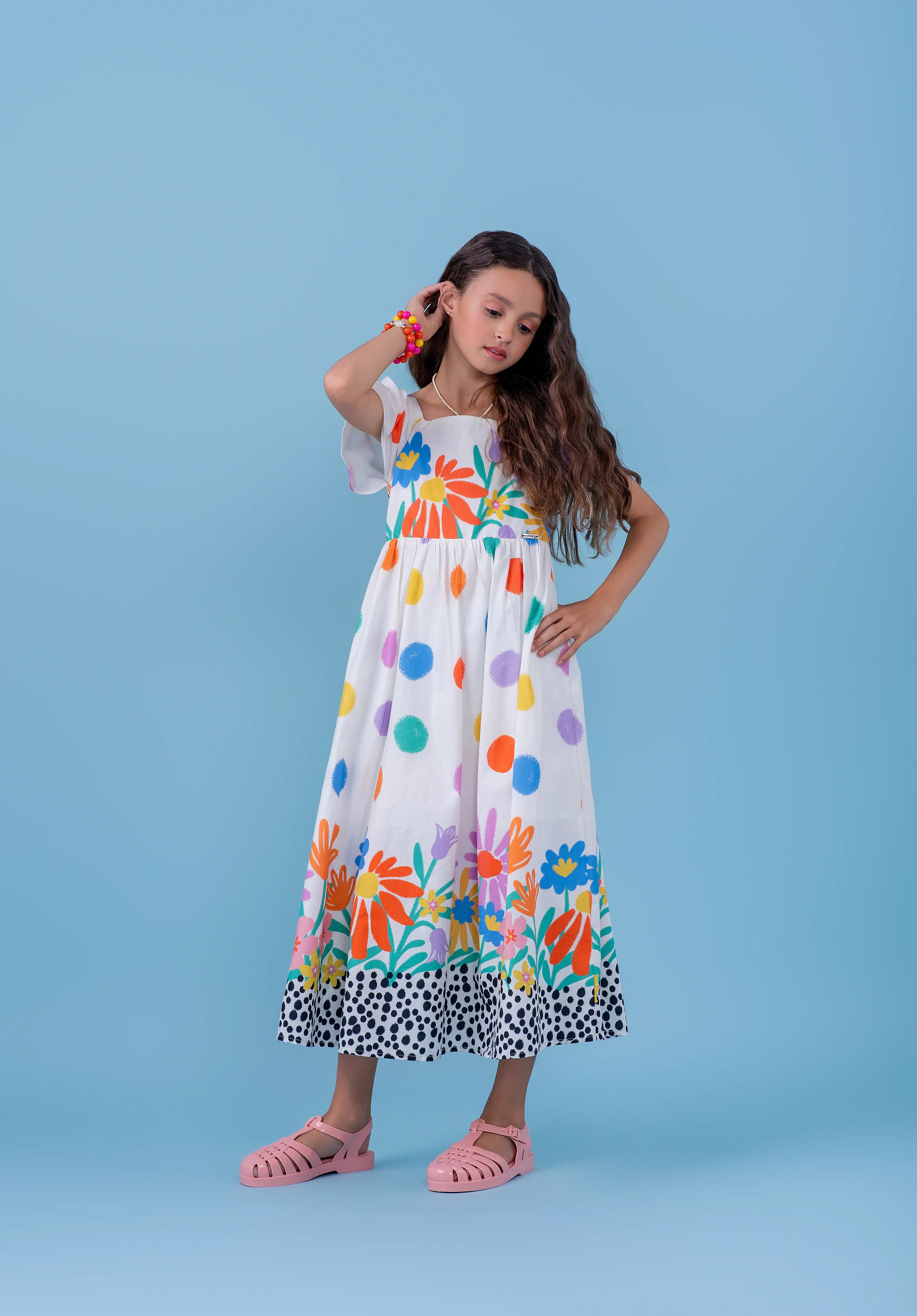 Vestido midi feminino infantil com estampa de flores e bolinhas coloridas, mangas bufantes e saia solta