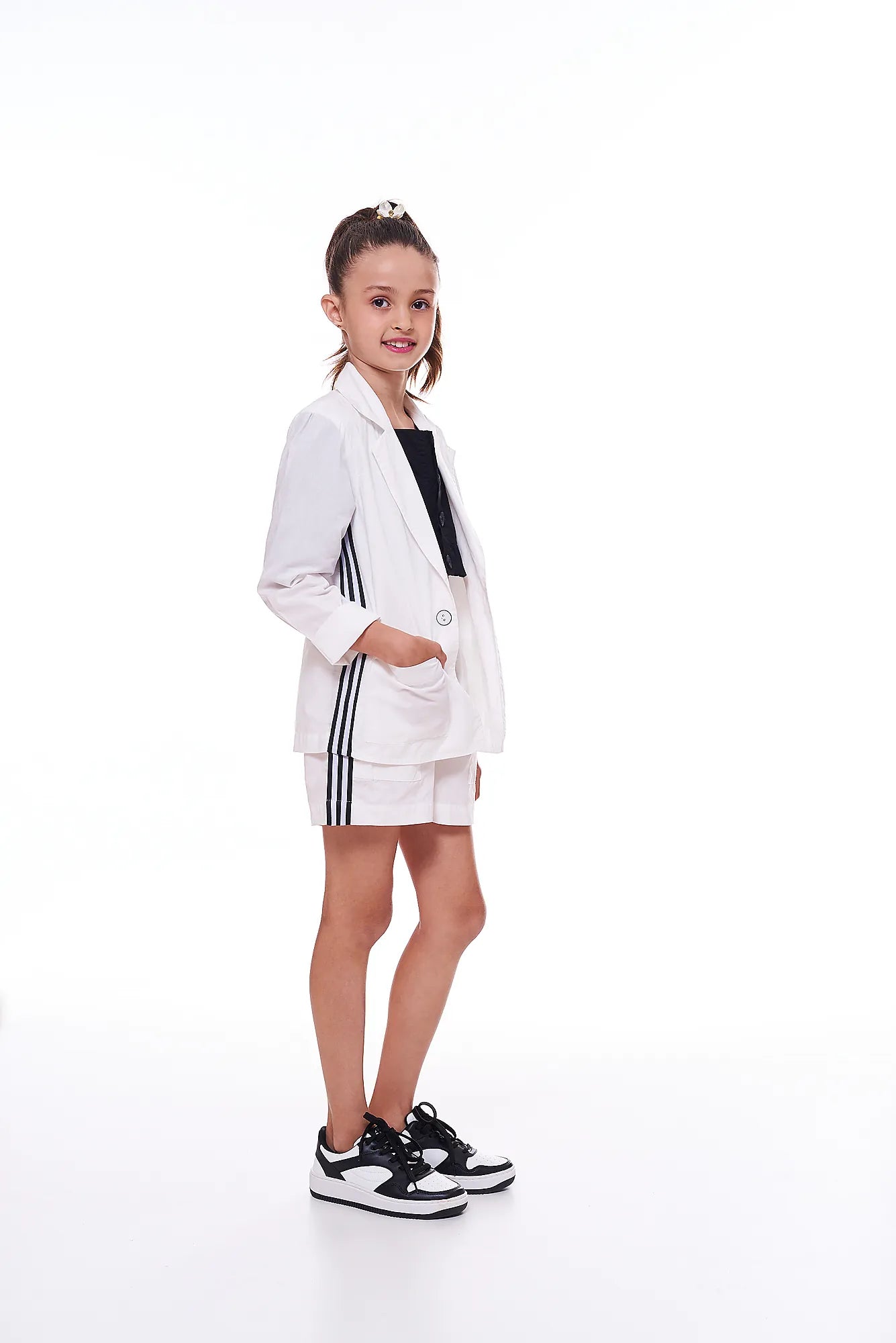Conjunto feminino infantil branco com jaqueta de manga longa e short, detalhes em listras laterais