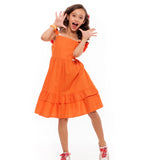 Vestido laranja infantil com alças largas e saia de babados