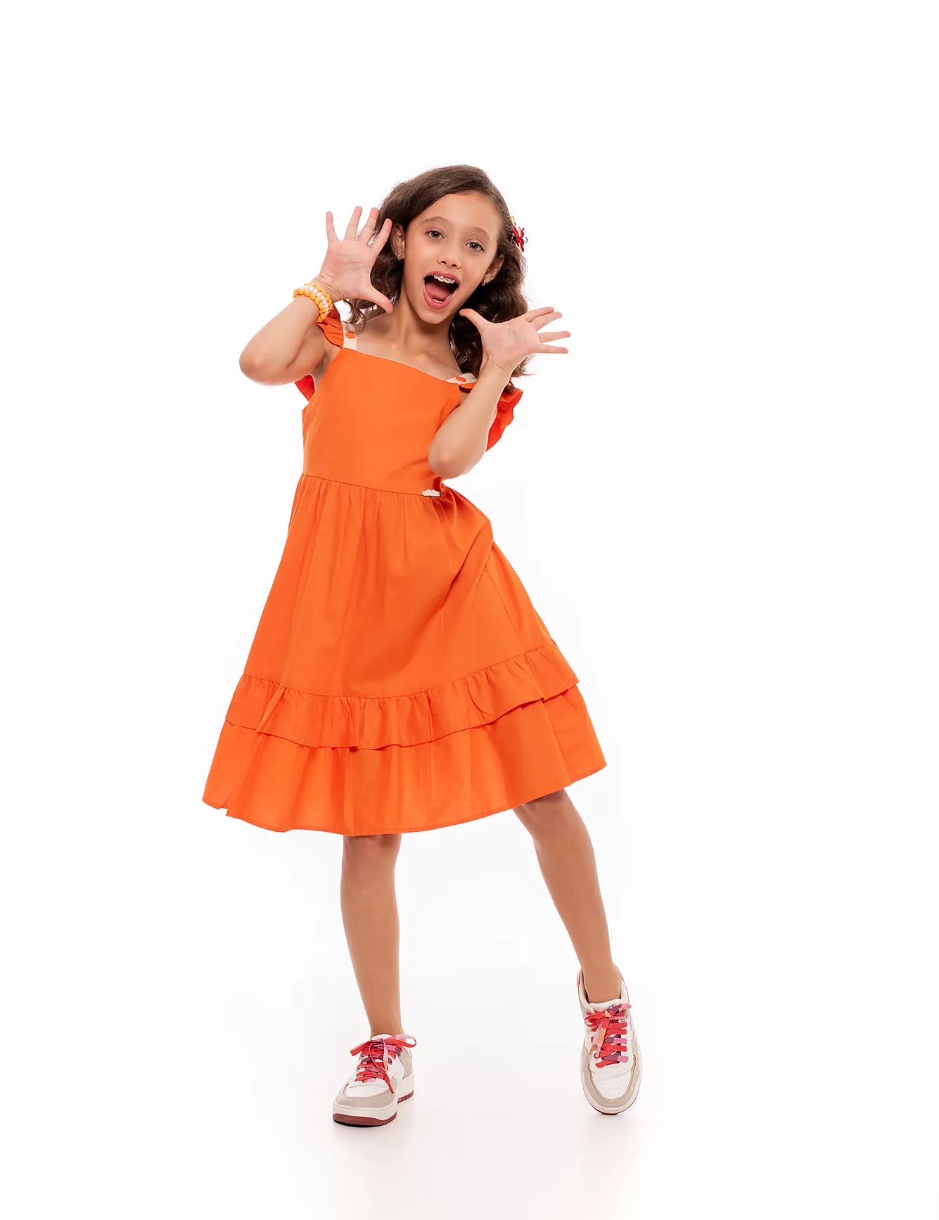 Vestido laranja infantil com alças largas e saia de babados