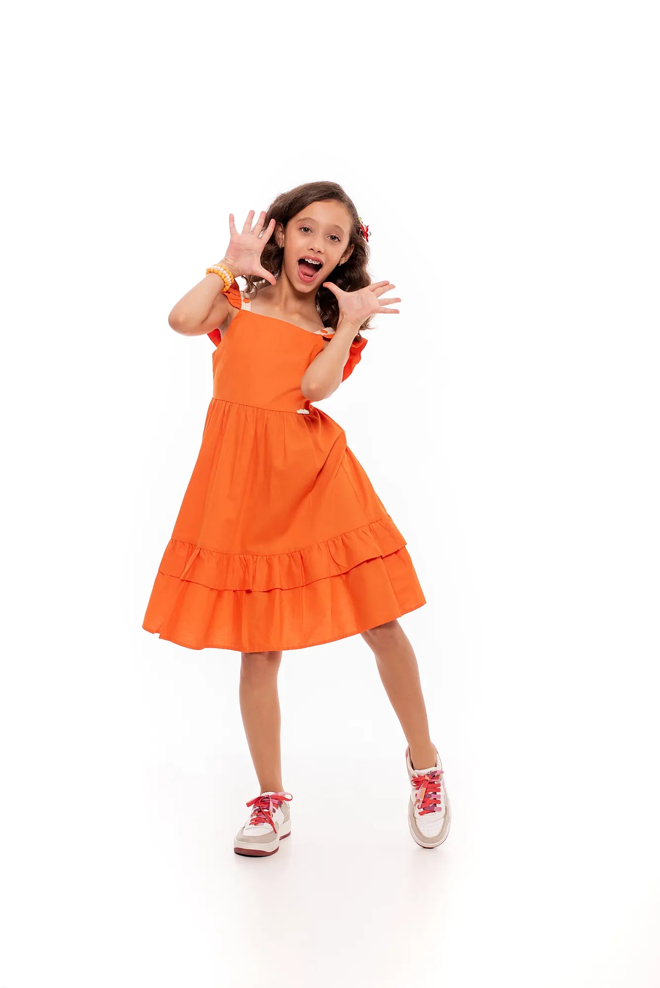 Vestido laranja infantil com alças largas e saia de babados
