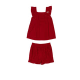 Conjunto infantil feminino com blusa vermelha de alças e short leve, detalhes em babados