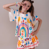 Conjunto infantil feminino com blusa de mangas bufantes e saia rodada, estampa colorida de arco-íris e flores