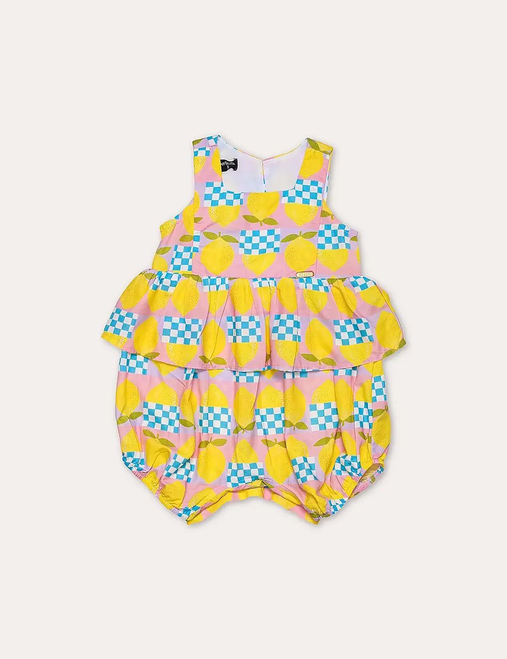 Macacão feminino infantil com estampa de limões e quadrados coloridos, alças largas e saia em camadas.