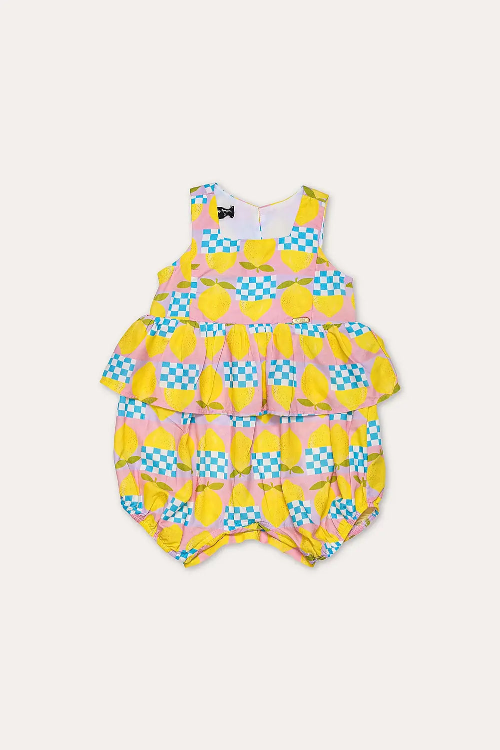 Macacão feminino infantil com estampa de limões e quadrados coloridos, alças largas e saia em camadas.