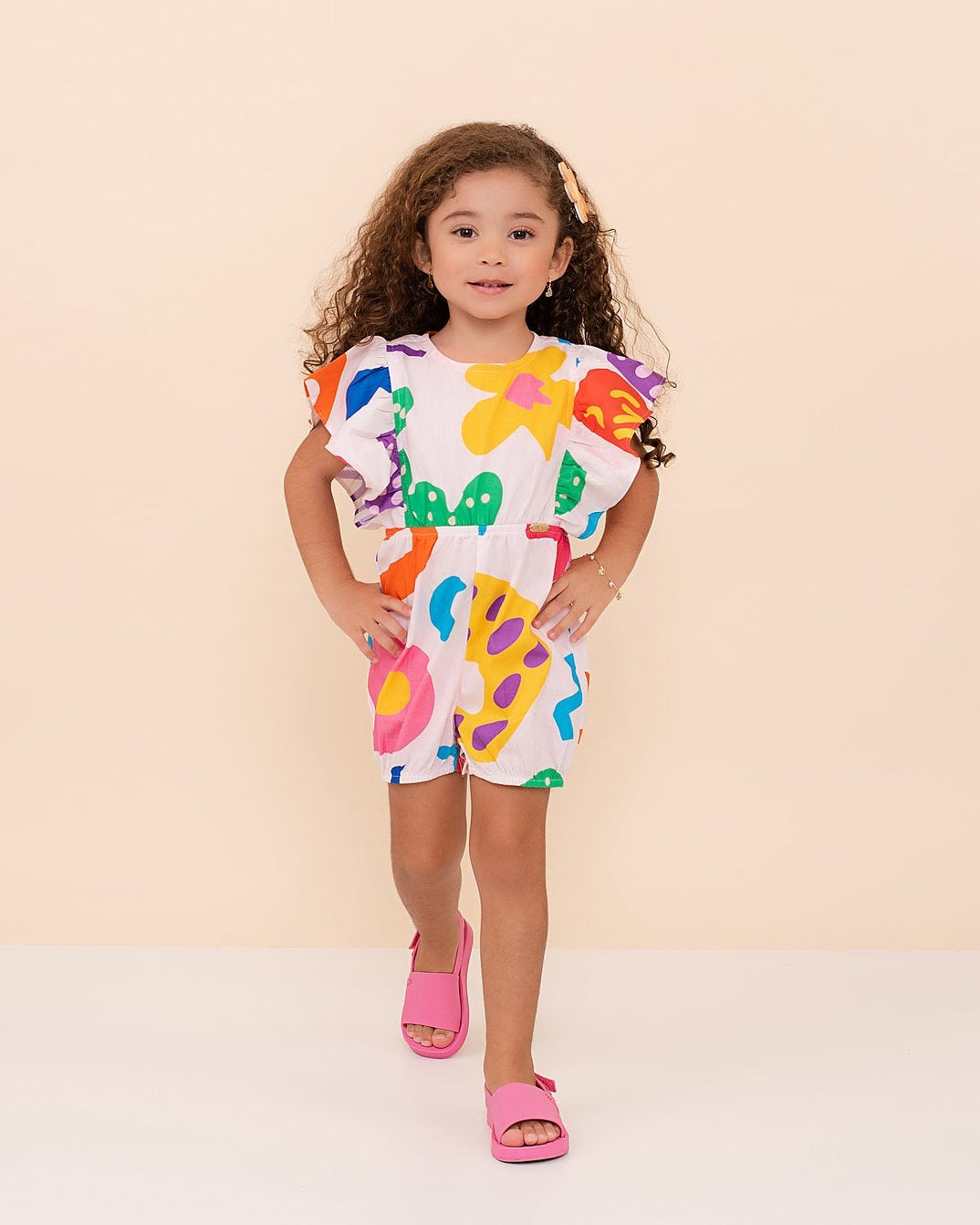 Romper infantil feminino com estampa colorida de formas geométricas e mangas bufantes