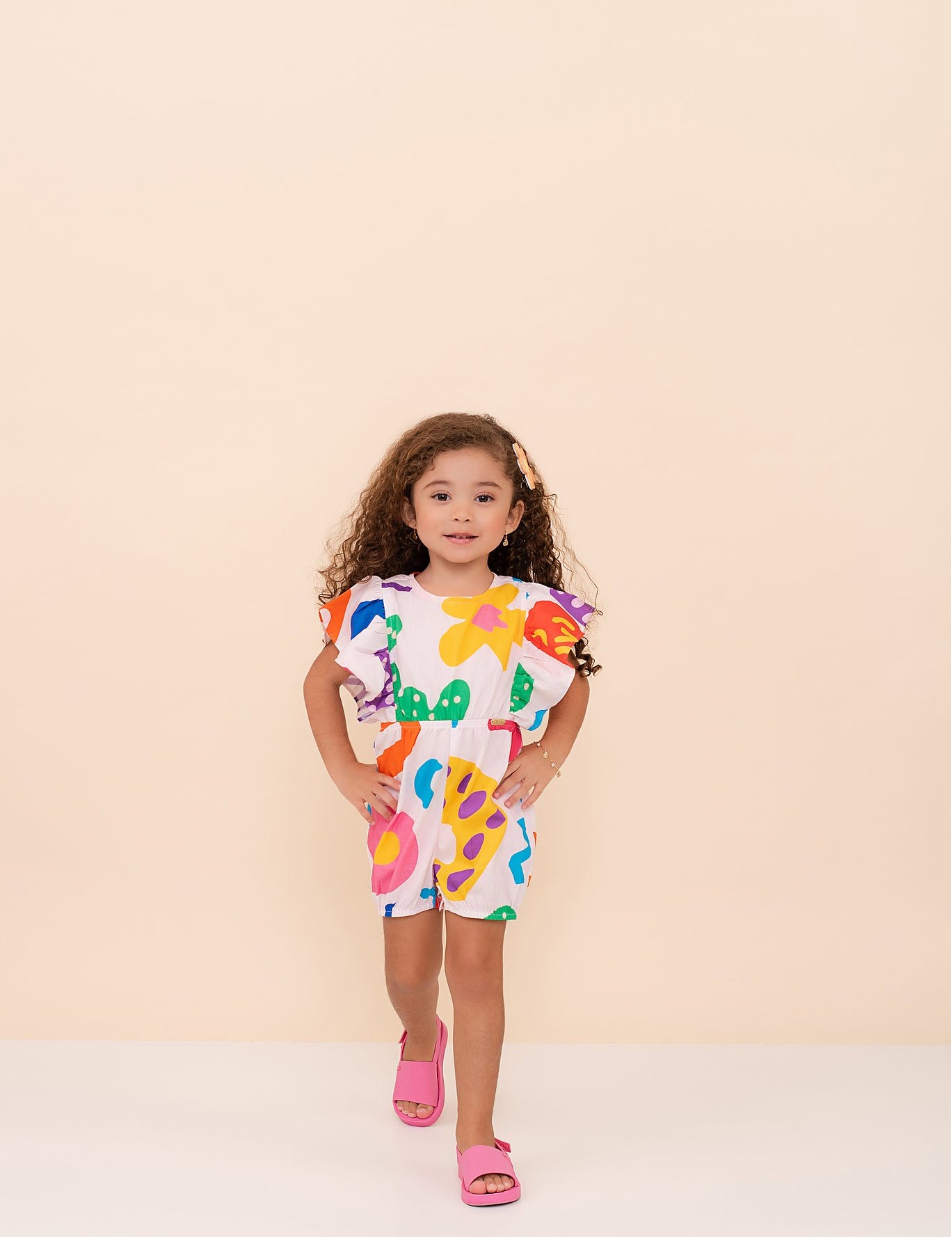 Romper infantil feminino com estampa colorida de formas geométricas e mangas bufantes