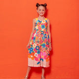 Macacão floral colorido com flores em tons vibrantes e alças largas, feminino infantil