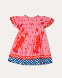 Vestido infantil rosa com estampa de lagostas, mangas amplas e saia fluida