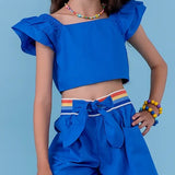 Conjunto feminino infantil azul com blusa de alças largas e saia-short com faixa colorida