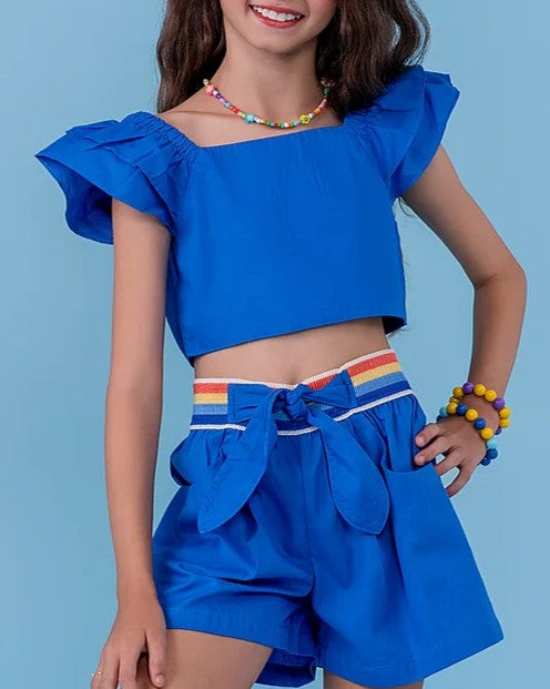 Conjunto feminino infantil azul com blusa de alças largas e saia-short com faixa colorida