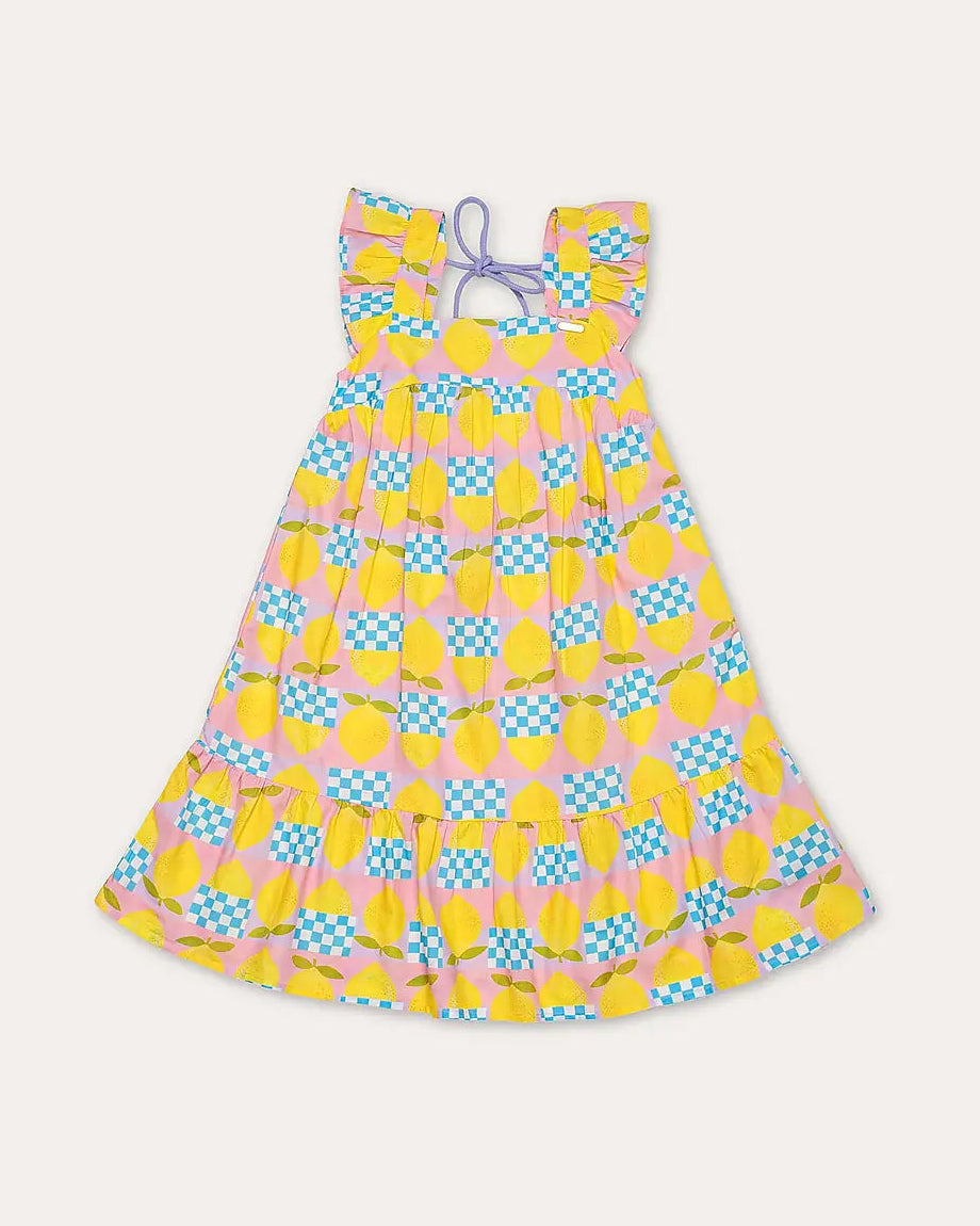 Vestido infantil amarelo com estampa de círculos e quadrados coloridos, alças largas e saia rodada