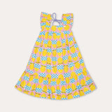 Vestido infantil amarelo com estampa de círculos e quadrados coloridos, alças largas e saia rodada
