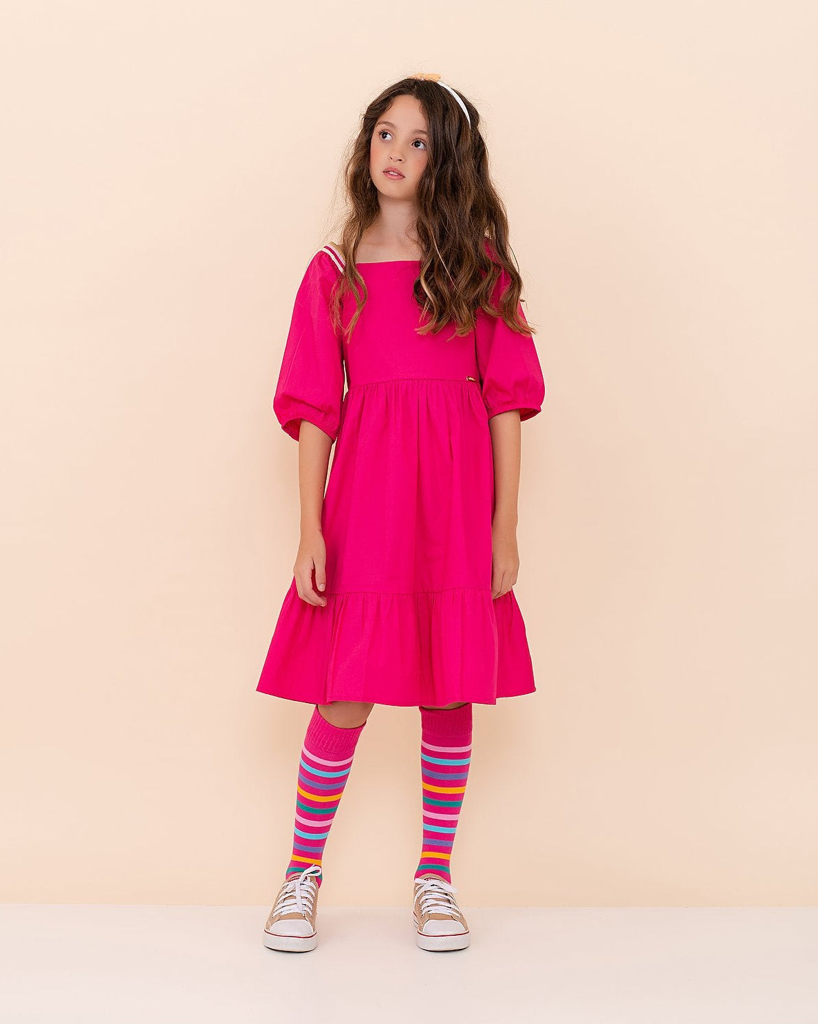 Vestido rosa infantil com mangas bufantes e saia solta, ideal para meninas