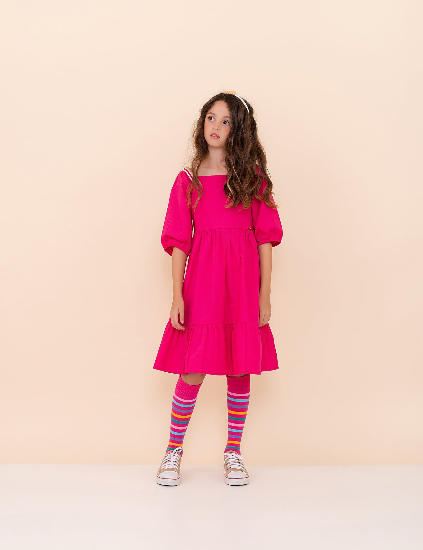Vestido rosa infantil com mangas bufantes e saia solta, ideal para meninas