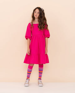Vestido rosa infantil com mangas bufantes e saia solta, ideal para meninas