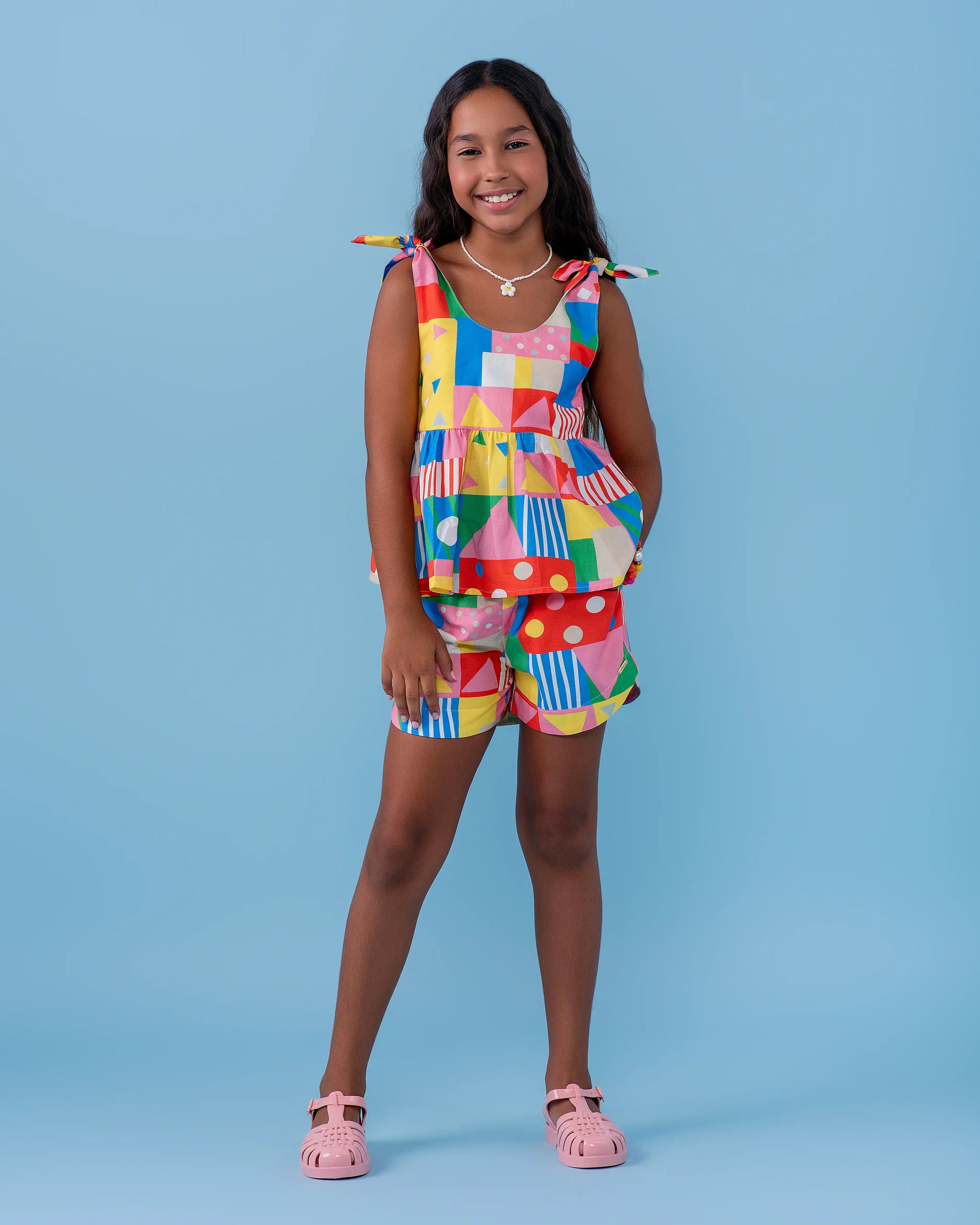 Conjunto infantil feminino com blusa de alças largas e short, estampa geométrica colorida