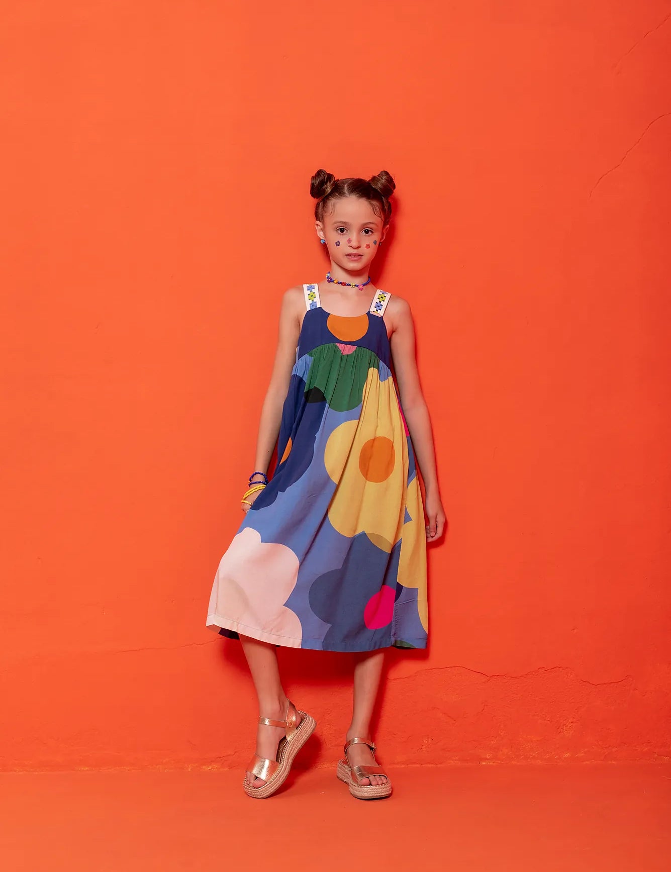 Vestido midi infantil com estampa de flores coloridas e alças finas