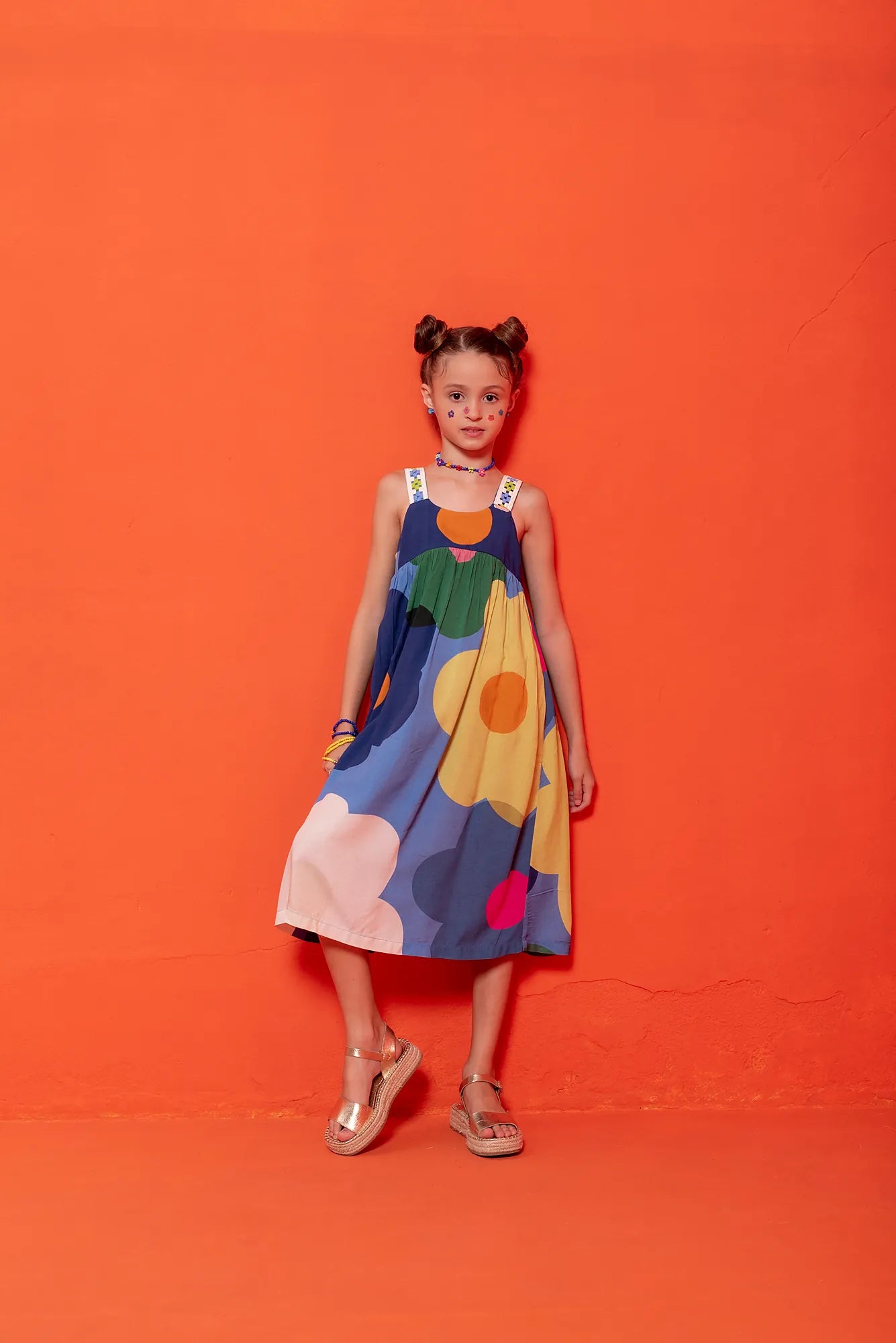 Vestido midi infantil com estampa de flores coloridas e alças finas