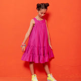 Vestido rosa infantil com alças largas e saia em camadas de babados