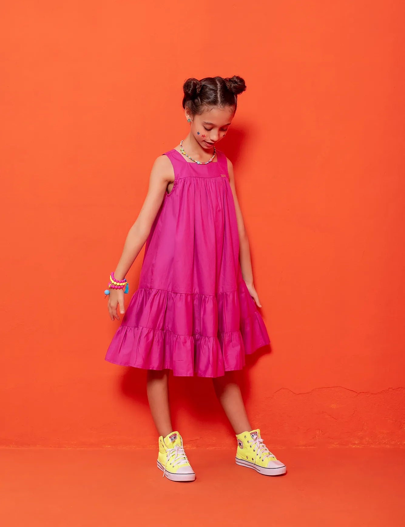 Vestido rosa infantil com alças largas e saia em camadas de babados