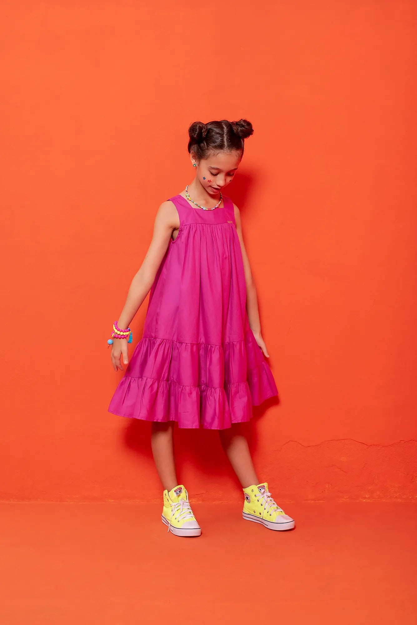 Vestido rosa infantil com alças largas e saia em camadas de babados