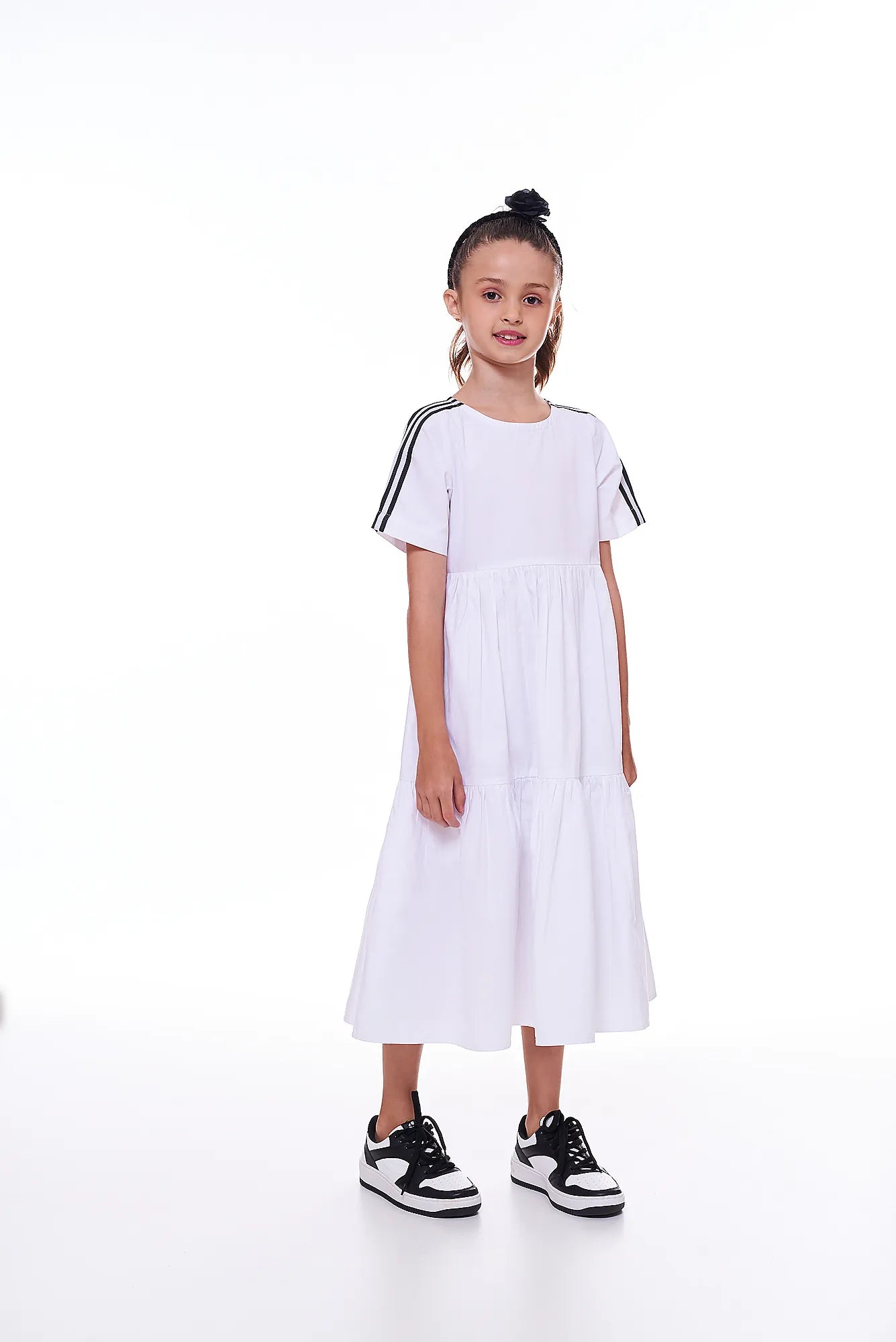 Vestido branco feminino infantil com listras nas mangas e saia longa
