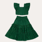 Conjunto infantil feminino com blusa de babados e saia volumosa em camadas