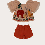 Conjunto infantil com blusa de mangas amplas e shorts laranja, estampa de elefante e natureza