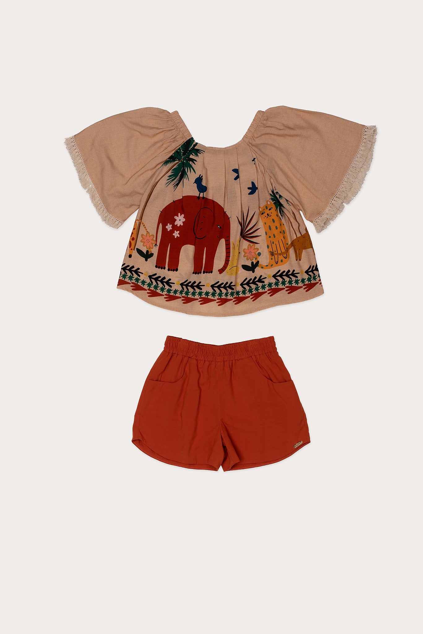 Conjunto infantil com blusa de mangas amplas e shorts laranja, estampa de elefante e natureza